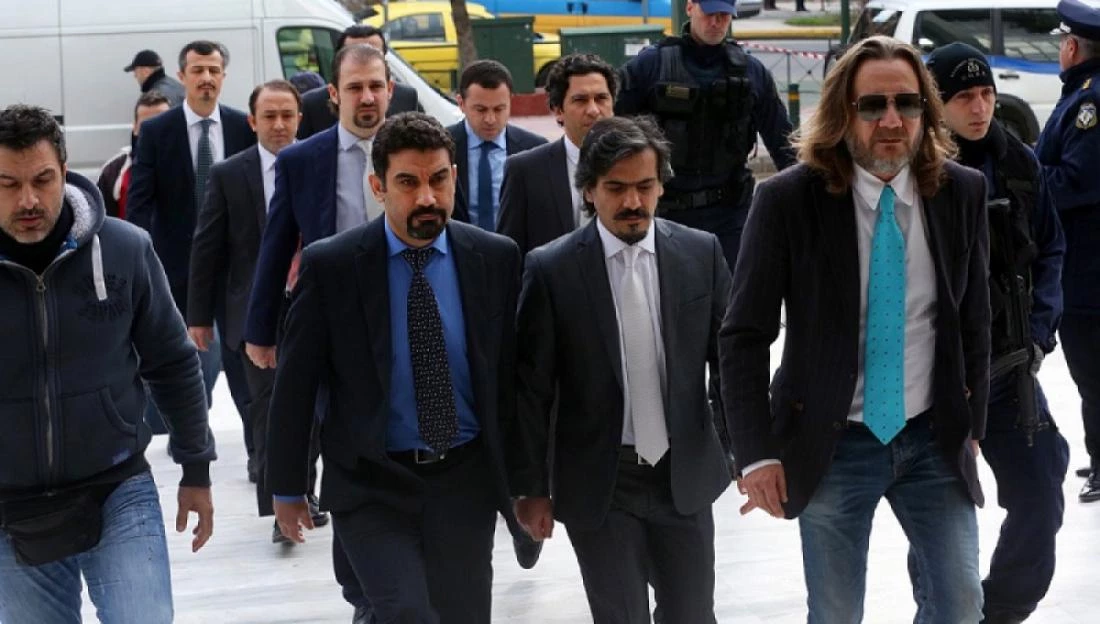 Πέπλο μυστηρίου με δύο από τους οκτώ Τούρκους αξιωματικούς – Τι αναφέρουν οι «The Times» – (upd)